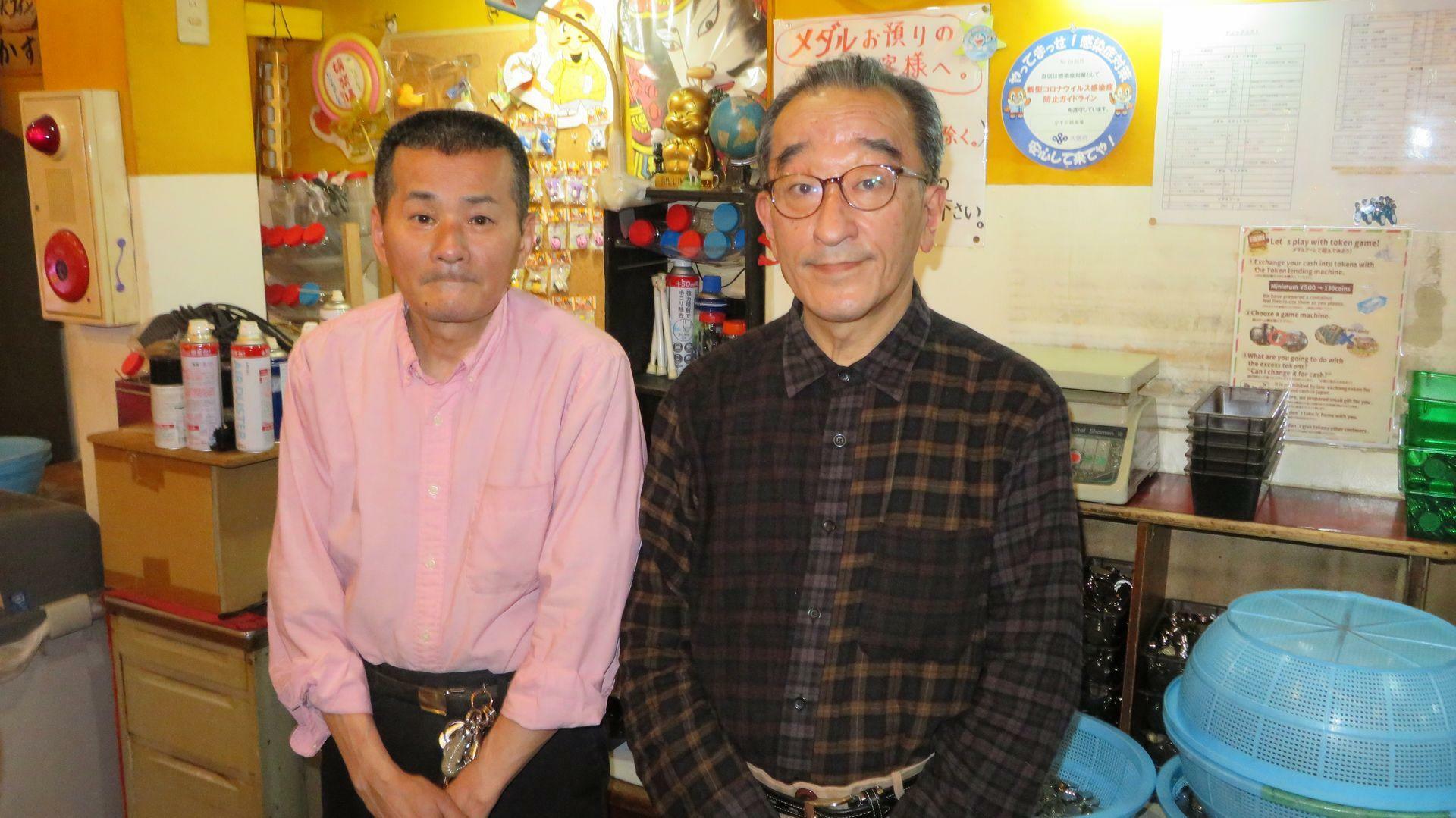 「かすが娯楽場」の小林晋社長（右）と、スタッフの岡本旭氏
