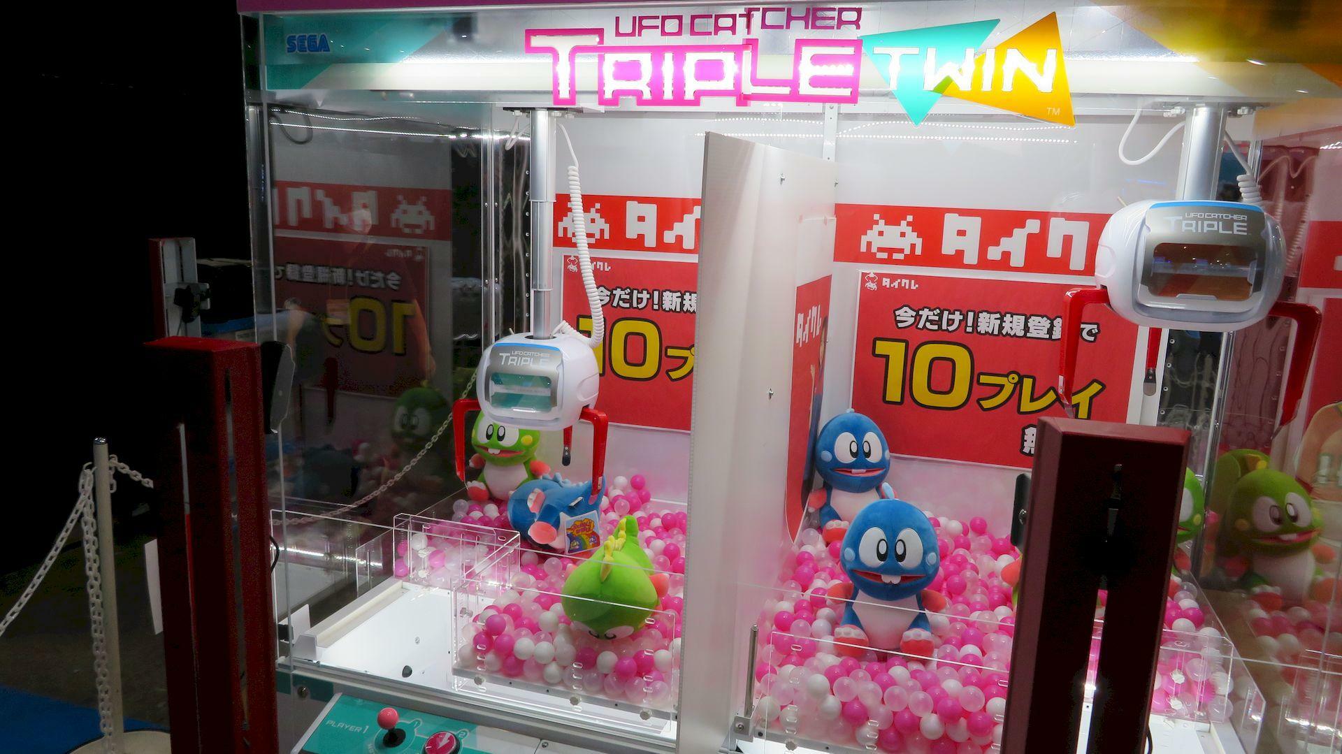 前掲のスマホで、実際に操作できるクレーンゲームも併せて展示していた