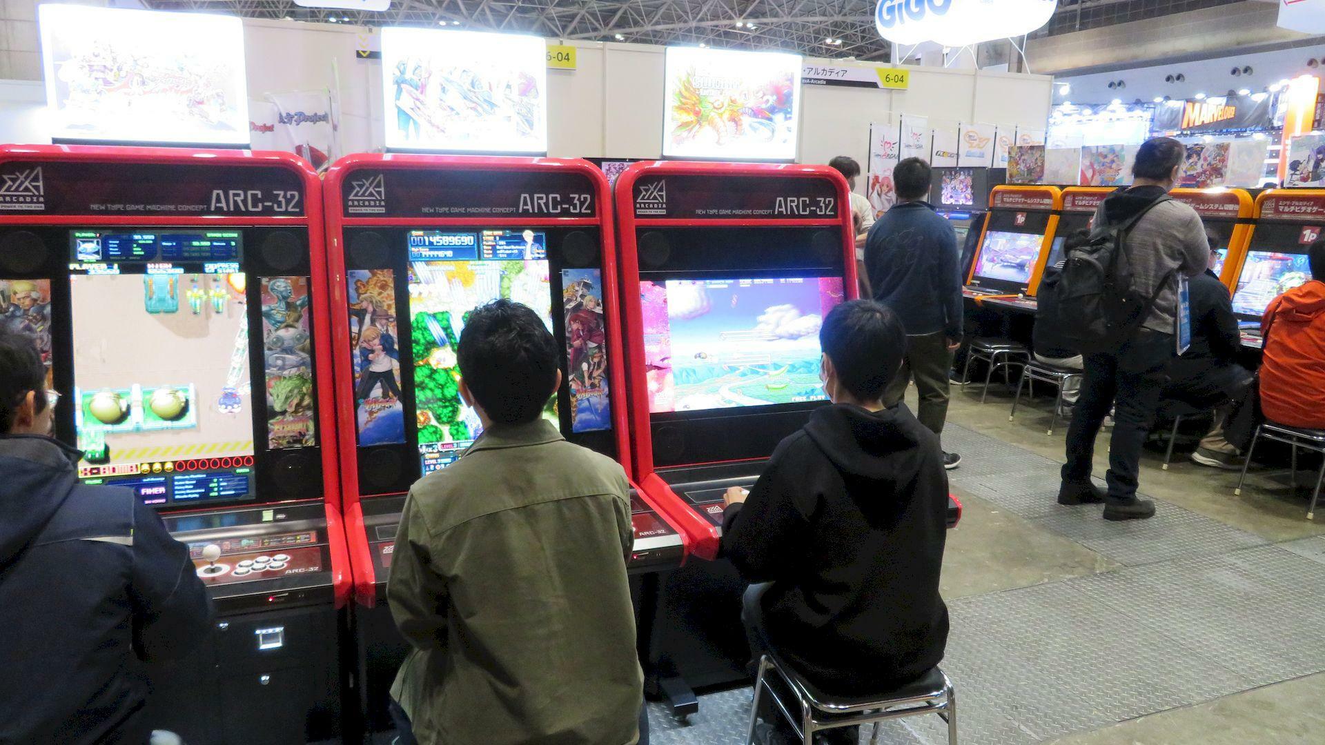 今回のブースで唯一、ビデオゲームのみ出展していたexA-Arcadiaブースには30代以上の男性が数多く集まっていた