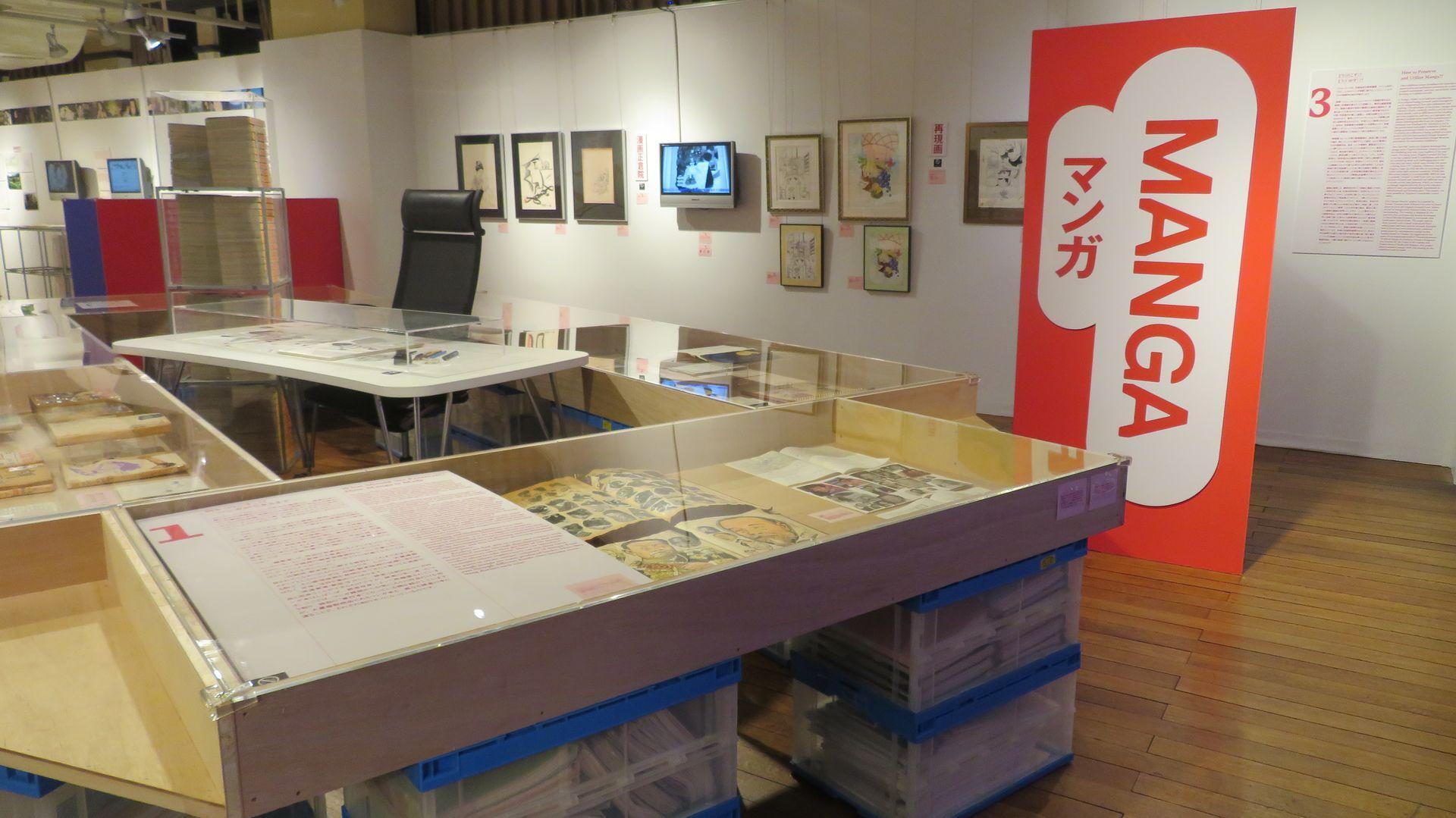 震災で損傷した原稿の修復方法などが展示されたマンガ分野のコーナー