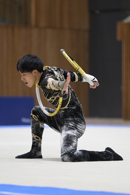 個性的な演技と衣装が光る佐藤綾人のリング