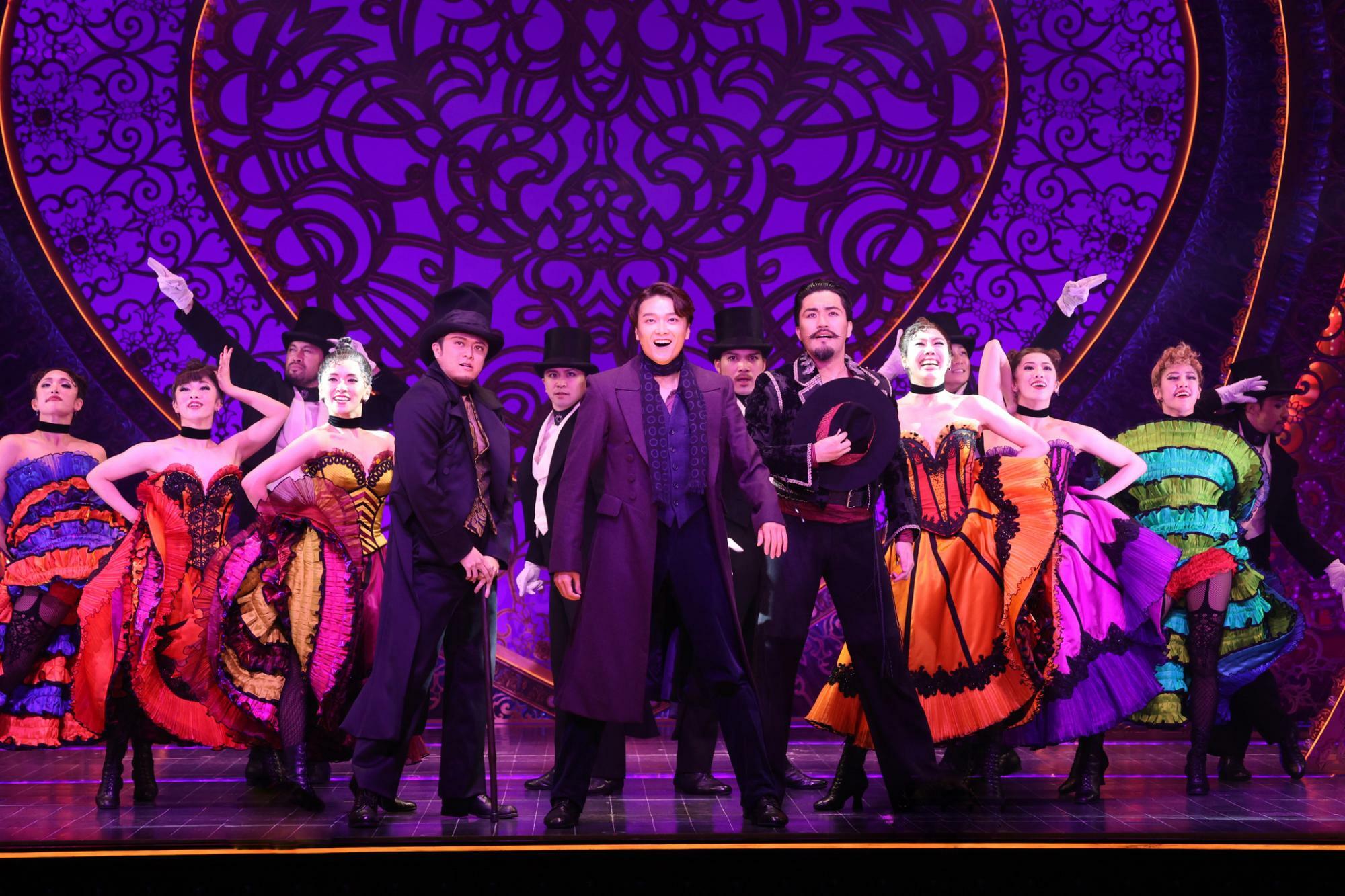 中央で歌う井上芳雄さん『ムーラン・ルージュ！ザ・ミュージカル』２０２３年公演より　写真提供：東宝演劇部　　　　　　
