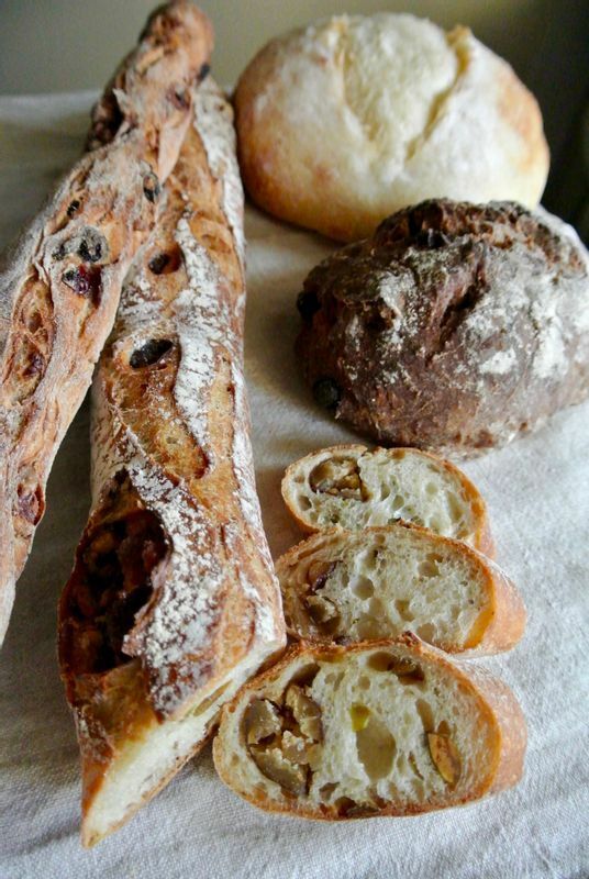 栗とピスタチオのバゲット、カンパーニュノアレザンフィグ、モーニングブールなど食事系のパン（筆者撮影）