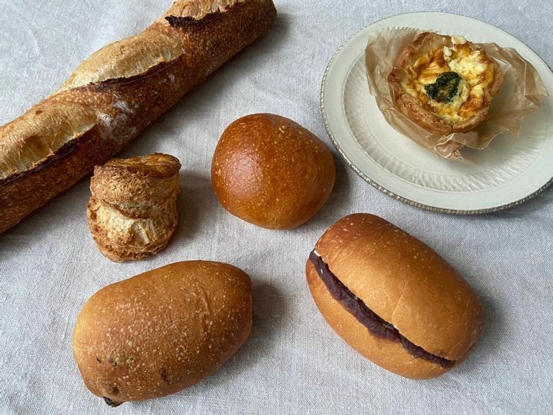 左からフランスパン、スコーン、ぶどうパン、まるパン、あんバターサンド、キッシュ（筆者撮影）