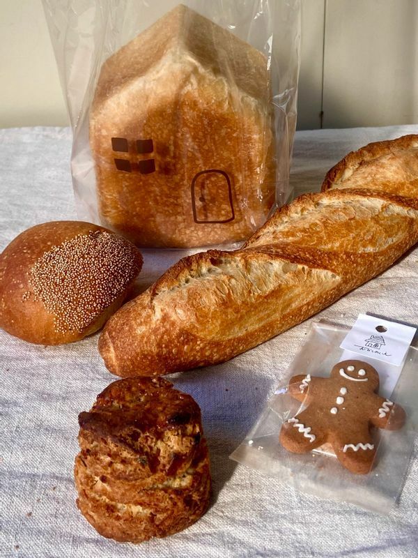 左から季節のあんパン、おうち食パン、フランスパン、日替わりスコーン、ジンジャーマンクッキー（筆者撮影）