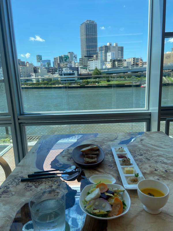 隅田川を一望できるレストランの内装は種子島の風土がテーマ（筆者撮影）