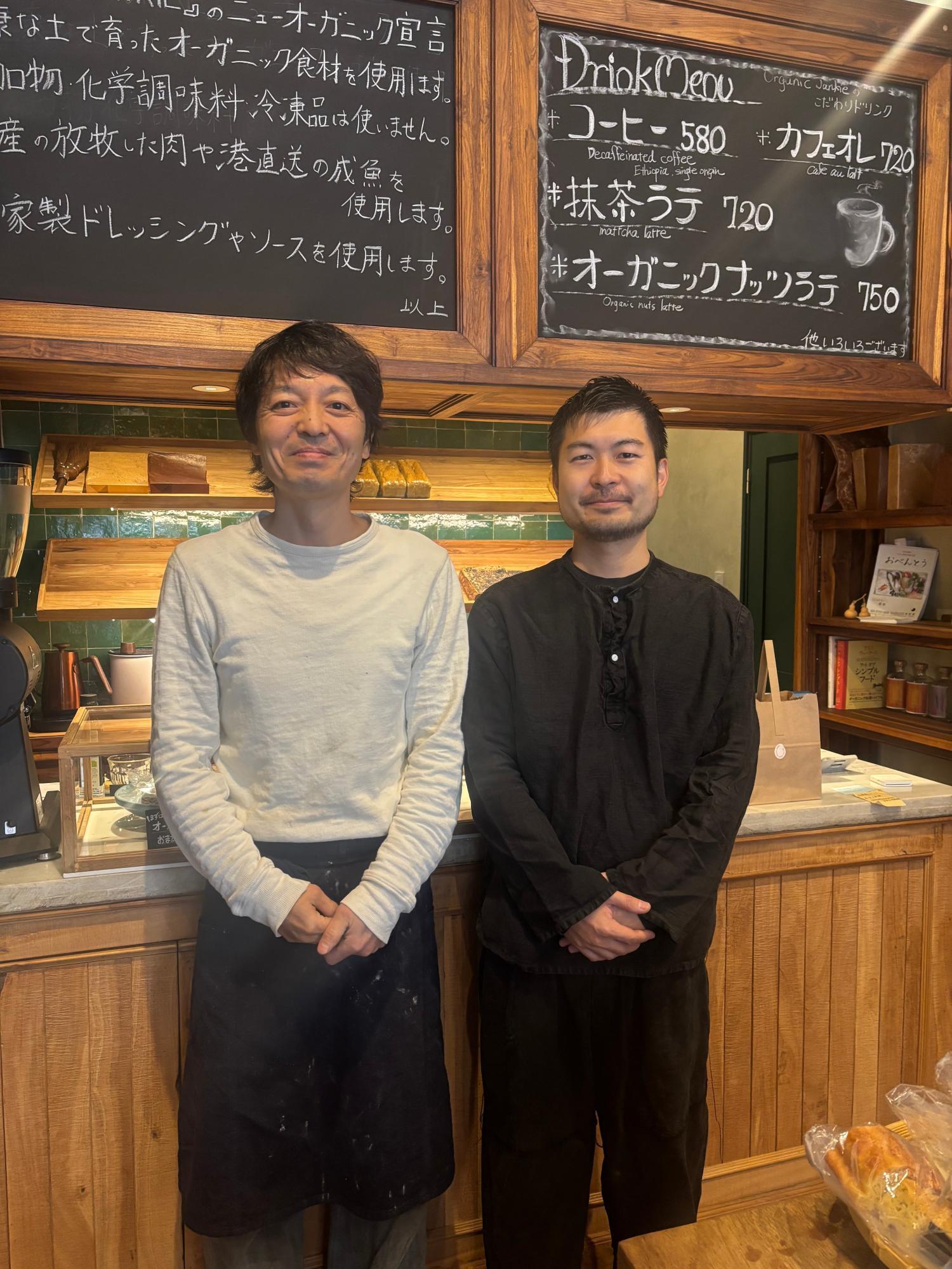 オーナーシェフ村上傑規さん（左）、コーヒーの監修は藤岡響さん（右）（筆者撮影）