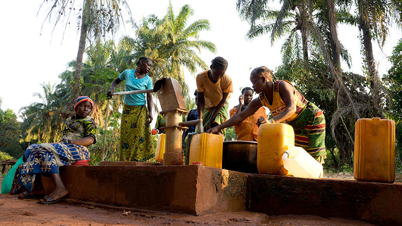 ジェリ缶に井戸水を詰める女性たち（中央アフリカ）（撮影／著者）
