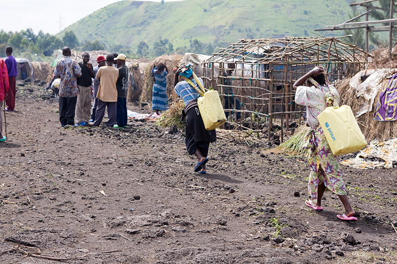 避難民キャンプでは、水汲みは少女の仕事だった（コンゴ民主共和国）（撮影／著者）