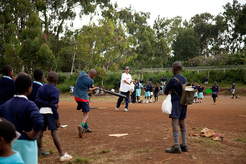 ケニアで野球を教える青年海外協力隊　写真提供：久野真一/JICA