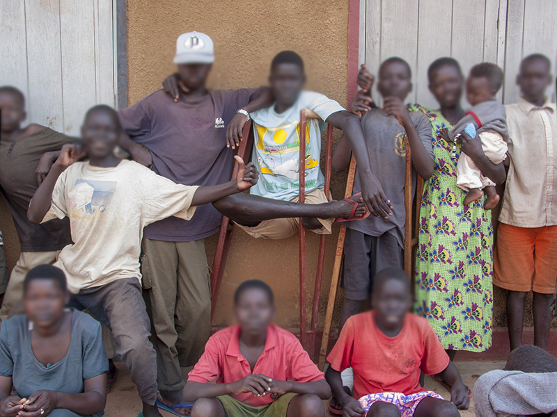 ウガンダの反政府組織「神の抵抗軍」では、子ども兵士使い地雷の有無を確認していた。（撮影／著者　2002年）