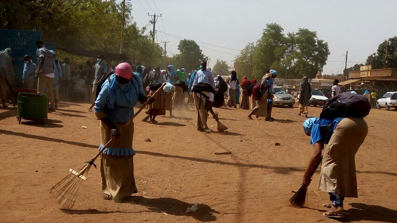清掃キャンペーンに参加した近隣住民による学校周辺の清掃活動（写真提供:JICA）