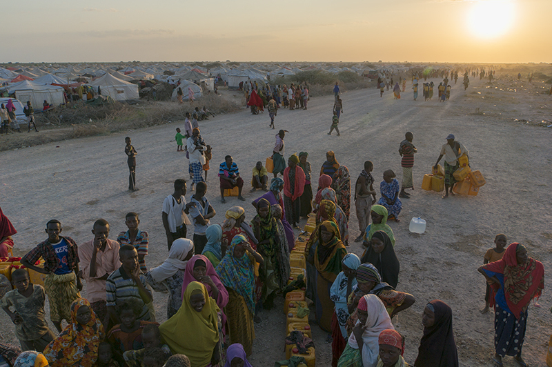 「安全な水」の配給に並ぶ、洪水から逃れ避難民キャンプで暮らす人々（撮影:著者）