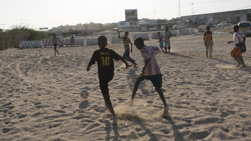 空き地でサッカーに興じる少年たち（撮影:著者）