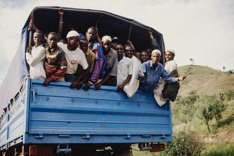 大型車両に乗って帰還する人々（撮影／筆者）（1996年）