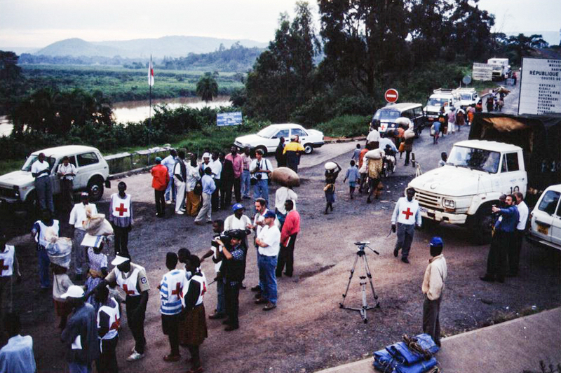難民を待つメディアと援助機関関係者（撮影／筆者）（1996年）