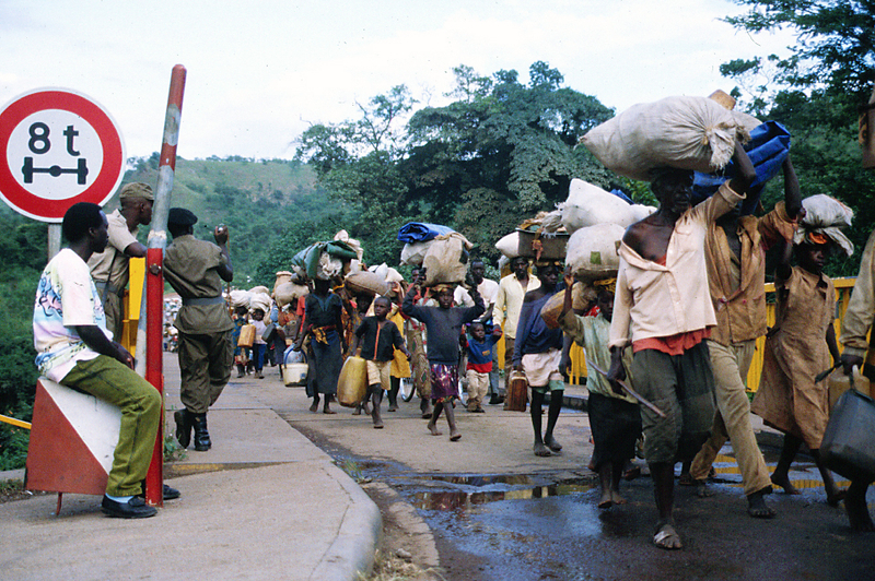 ルスモ橋を渡り帰還する難民たち（撮影／筆者）（1996年）