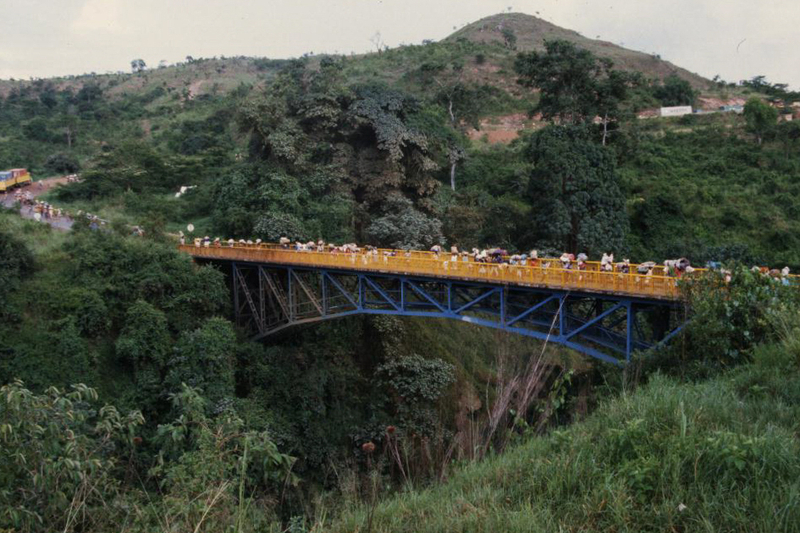 ルワンダとタンザニアの国境にかかるルスモ橋（撮影／筆者）（1996年）