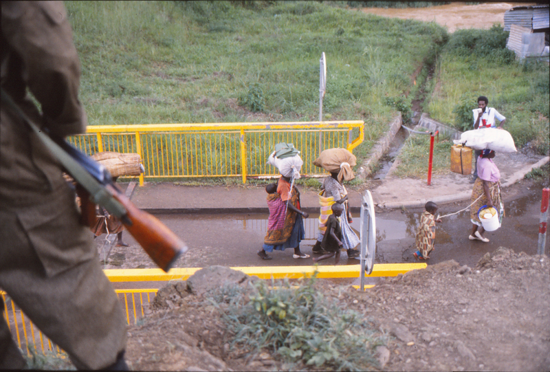 帰還する難民たちを見張るルワンダ軍兵士（撮影／筆者）（1996年）