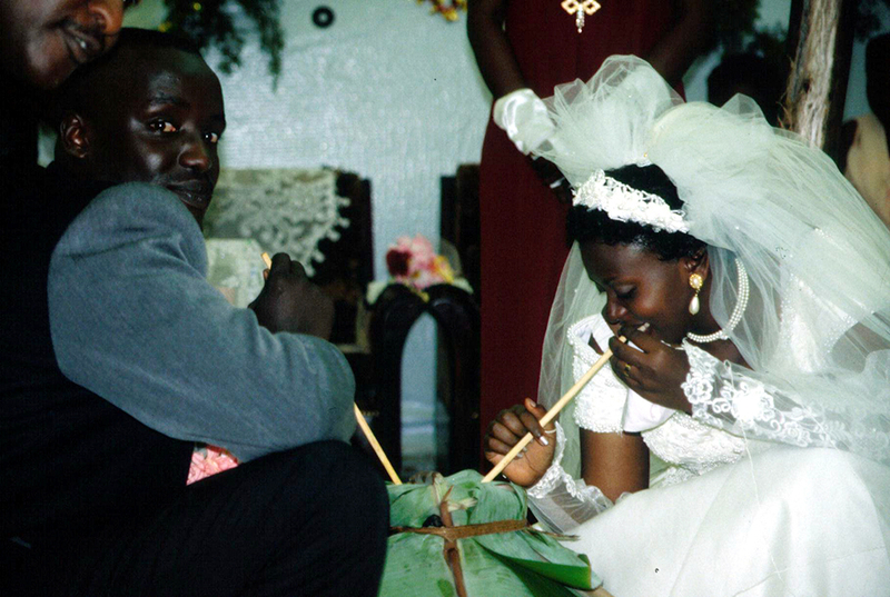 結婚式のセレモニー中の新郎新婦（撮影／筆者）（1998年）