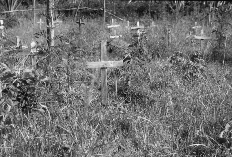 ニャルブエ教会の集団墓地に並ぶ十字架（撮影／筆者）（1995年）