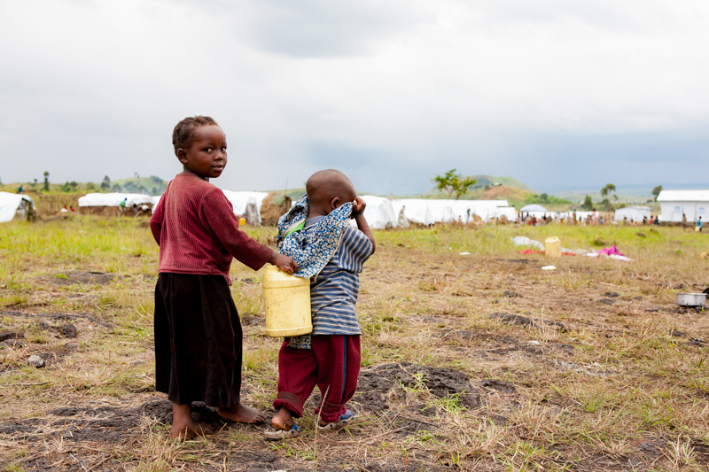 DRC東部ゴマの避難民キャンプで水くみをする子ども（撮影：筆者）