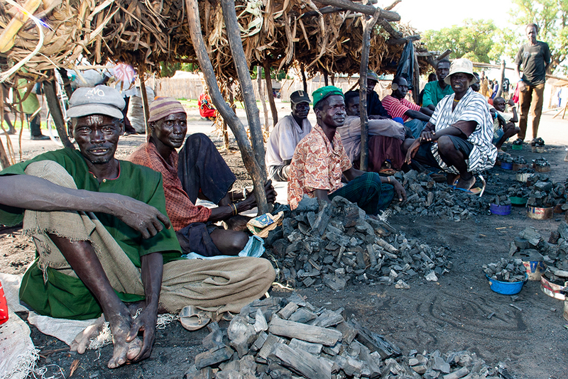 南スーダンの露店で炭を売る男性たち（撮影：筆者）