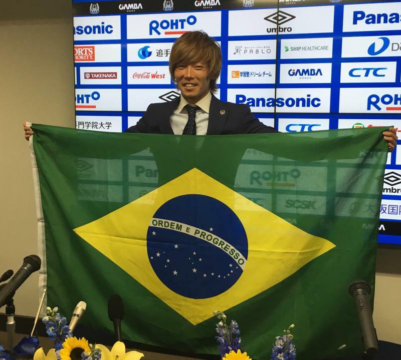 リオデジャネイロ五輪にはオーバーエイジ枠で出場。招集が決まった際の記者会見ではブラジル国旗を手に（筆者撮影）