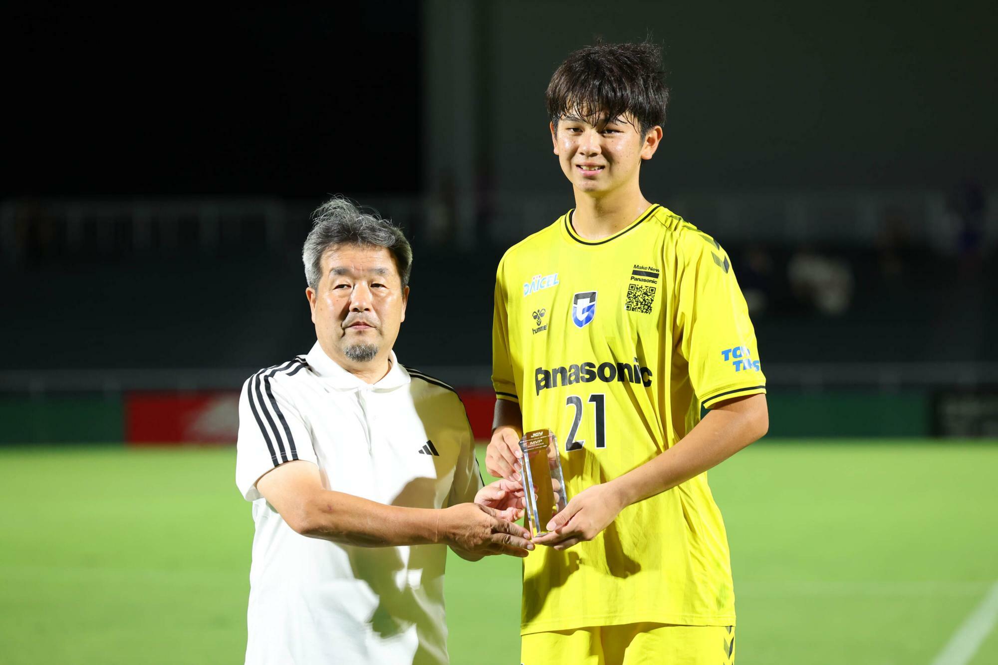 昨年、1年生ながら日本クラブユース選手権で優勝に貢献した荒木瑠偉は191センチの長身でスケール感も十分。既に、2種登録されている