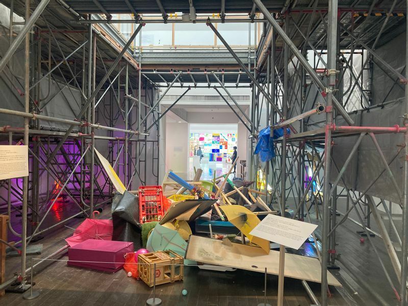 水戸芸術館が開館に至る前のエピソードが建設現場を彷彿させる空間で展開