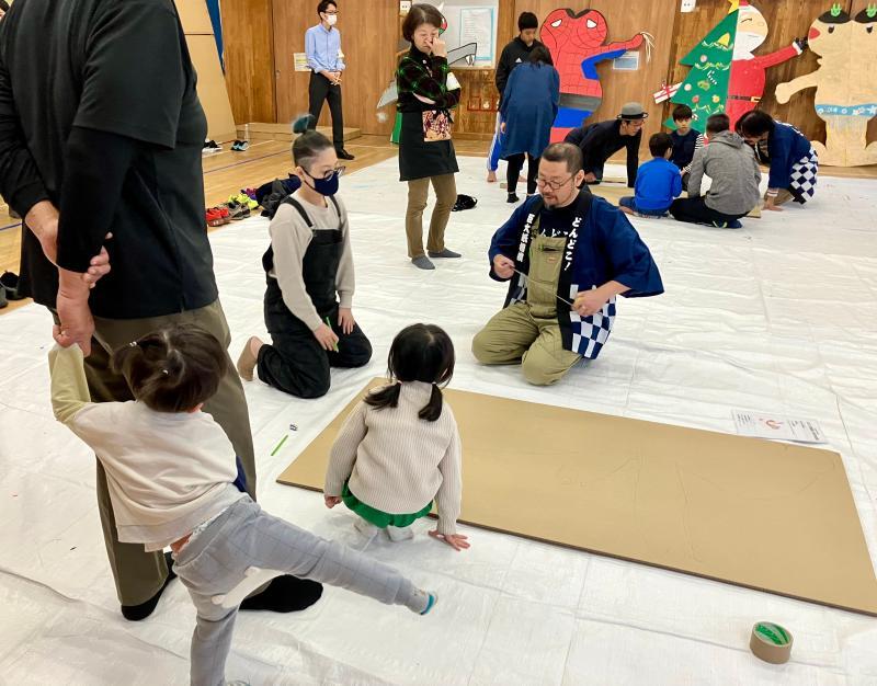 11月に東駒形コミュニティ会館体育室で開催された力士制作ワークショップの様子　photo takasix