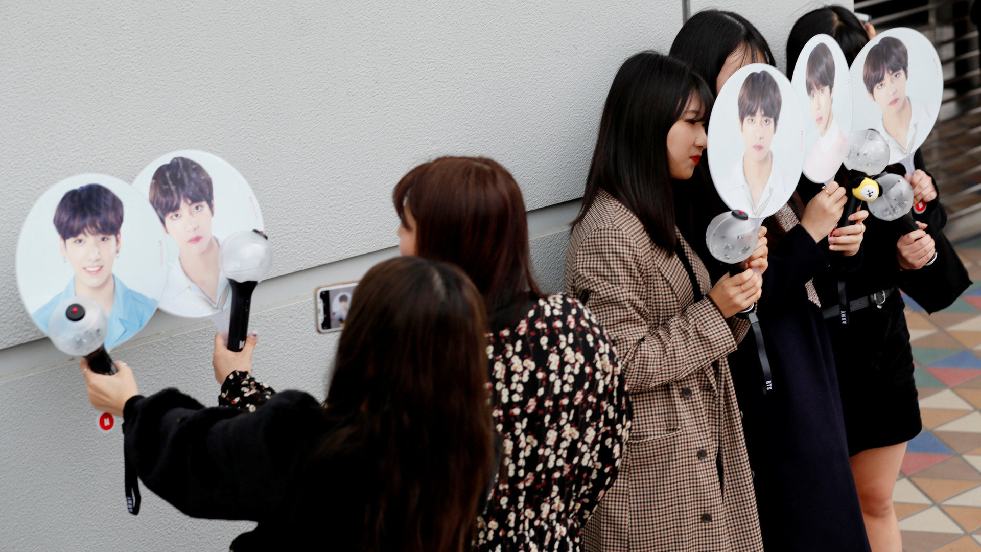 Bts 防弾少年団 問題 日本のファンたちの意見は 東京ドーム周辺で聞いてみた 慎武宏 個人 Yahoo ニュース