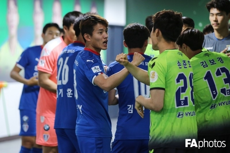 試合直前、選手たちは腕を合わせて開幕の喜びと互いの健闘を誓った(写真提供=FA photos)