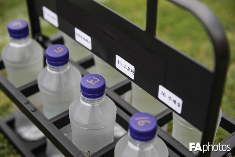 給水ペットボトルの共用は禁止のため、選手名と背番号が書かれている(写真提供=FA photos)