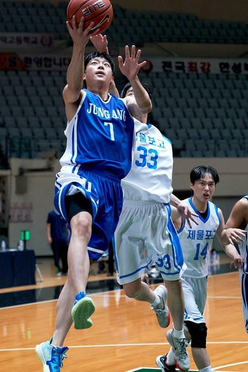 ドラマ『愛の不時着』にも出演したイ・シニョンらがバスケ部員を熱演。