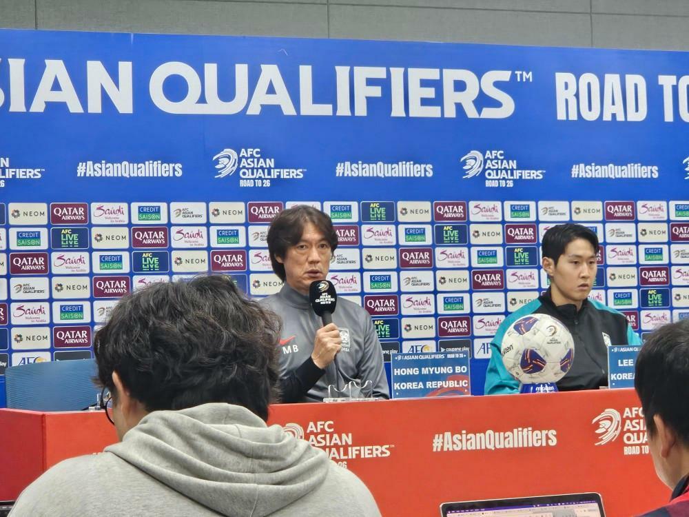 試合後、イ・ガンイン（右）と記者会見に臨んだホン・ミョンボ監督（筆者撮影）