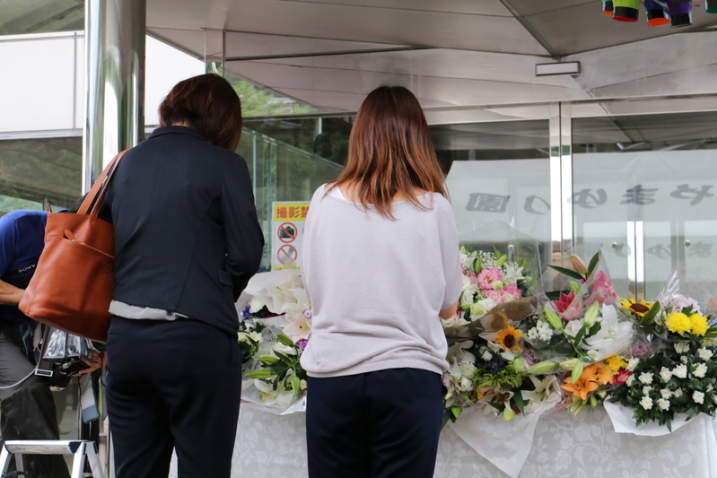 事件から1年目の津久井やまゆり園献花台