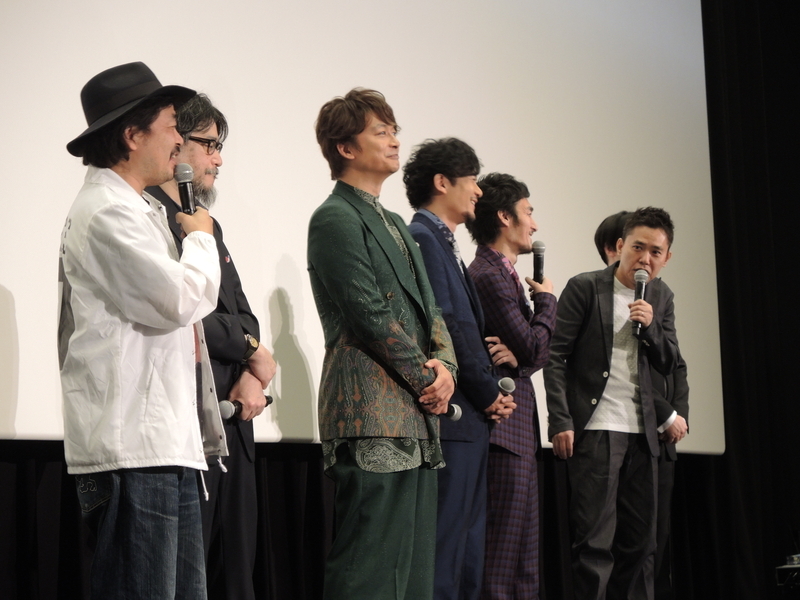 奥の太田監督が手前の園監督にからむ(筆者撮影)