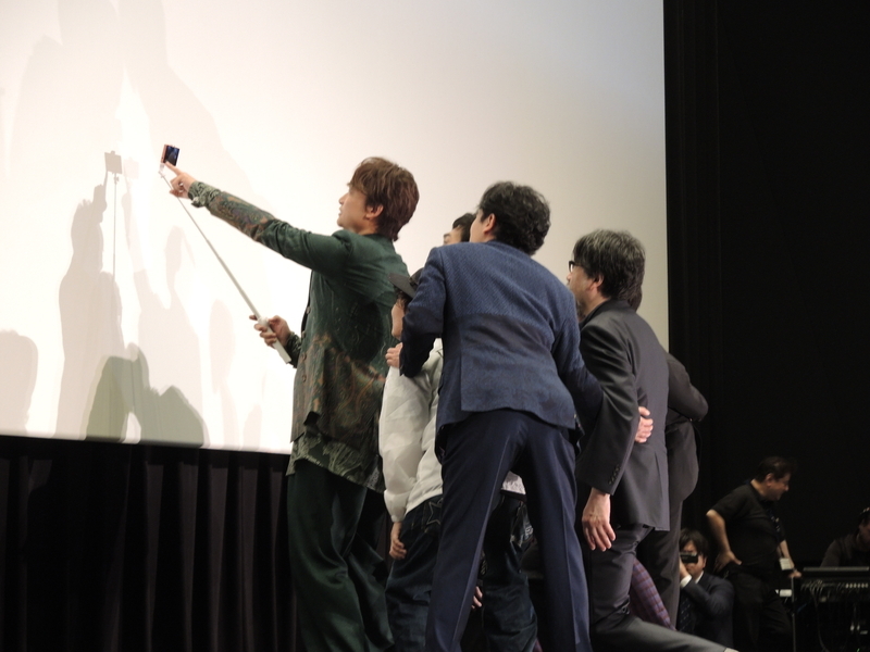 香取慎吾さんの音頭で自撮り撮影(筆者撮影)
