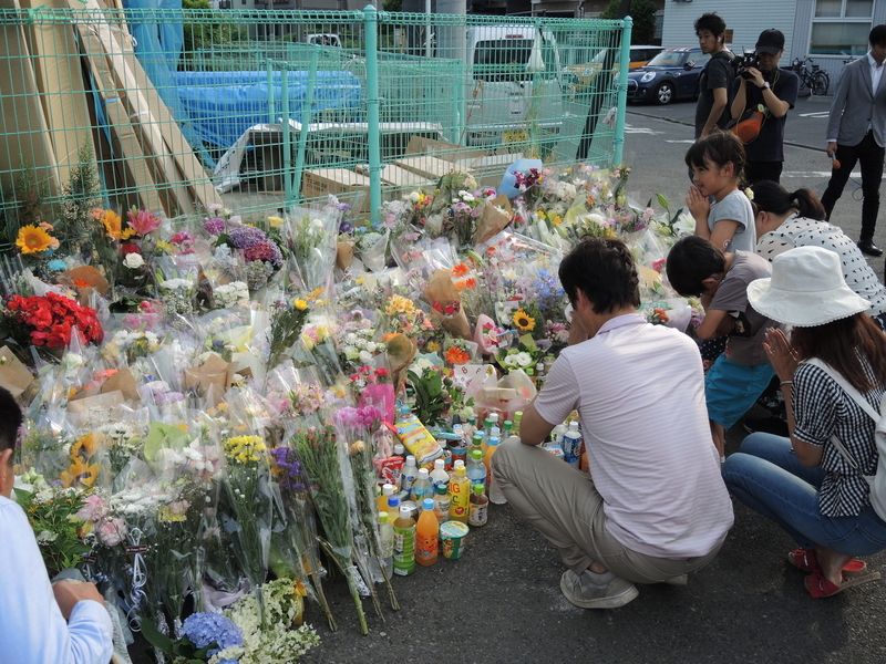 川崎事件の現場で手をあわせる市民たち（筆者撮影）