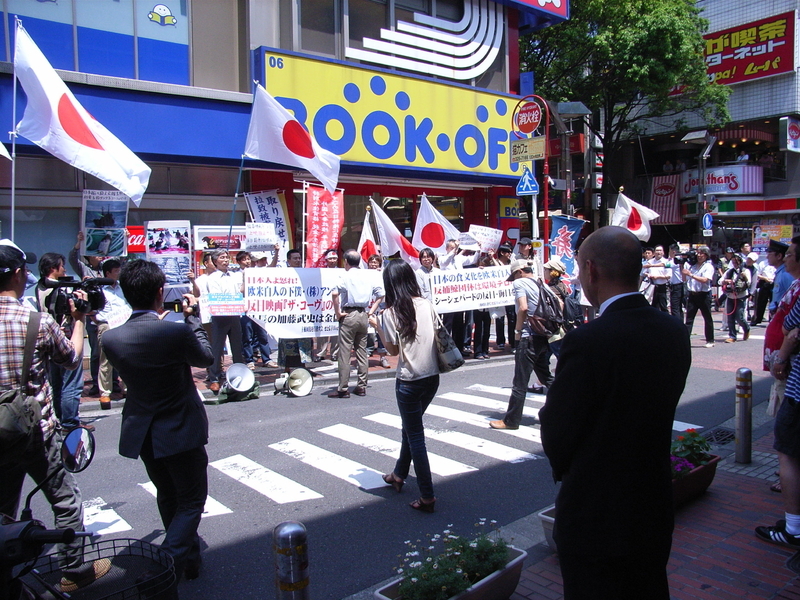 押し掛けた抗議デモに鈴木さんが立ち向かう（中央）（筆者撮影）