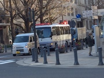 被告人らを乗せて横浜地裁に入る護送車（筆者撮影）