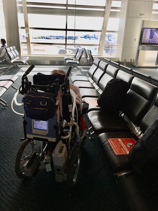 北海道へ向かう空港で(海老原さんのフェイスブックより)