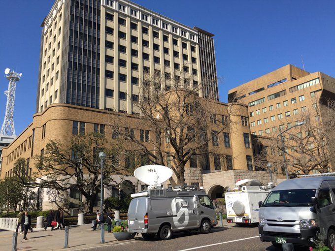 横浜地裁での裁判にはマスコミが大勢取材に訪れた(筆者撮影)