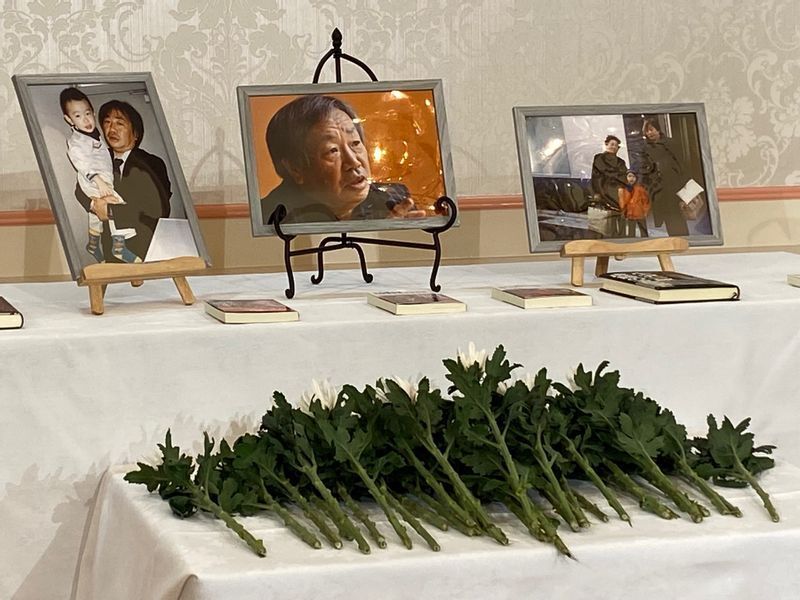 祭壇には元気だった頃の松田さんの遺影が（筆者撮影）