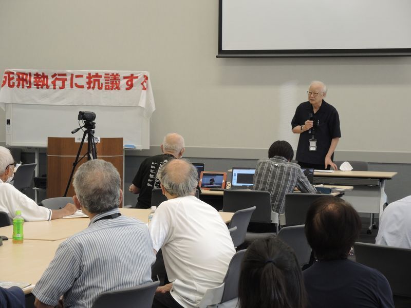 8月18日死刑執行抗議集会で発言する「フォーラム90」安田好弘弁護士(筆者撮影)