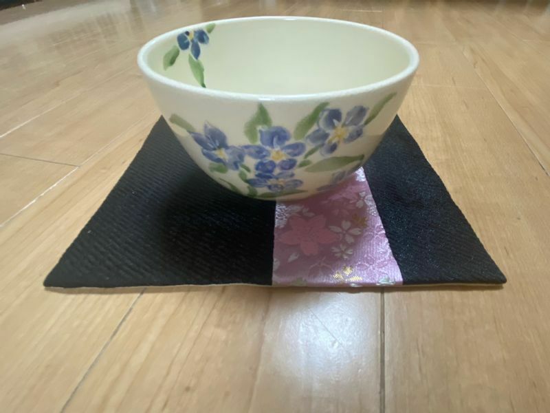 ４月５日の誕生花が勿忘草ということで抹茶碗に絵付け（ノコノコさん提供）