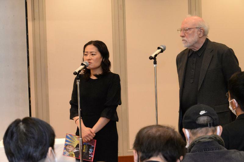 鈴木さんのドキュメンタリー映画を撮った中村真夕監督（左）とジャン・ユンカーマンさん