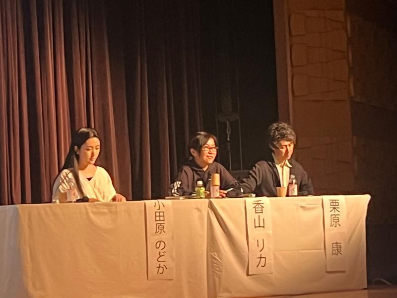10・9集会で死刑囚の作品を講評する選考委員(主催者提供)