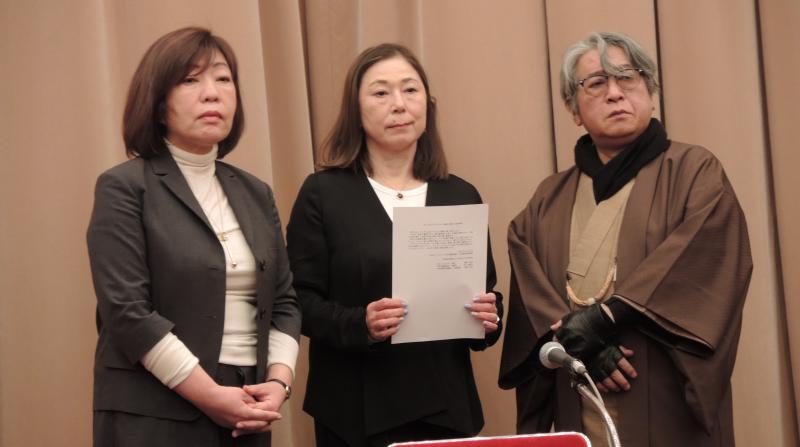 ウクライナ戦争反対でも作家3団体が取り組み(中央が桐野夏生さん)筆者撮影